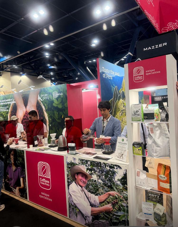 Evento cafetalero con stand de Giuffra