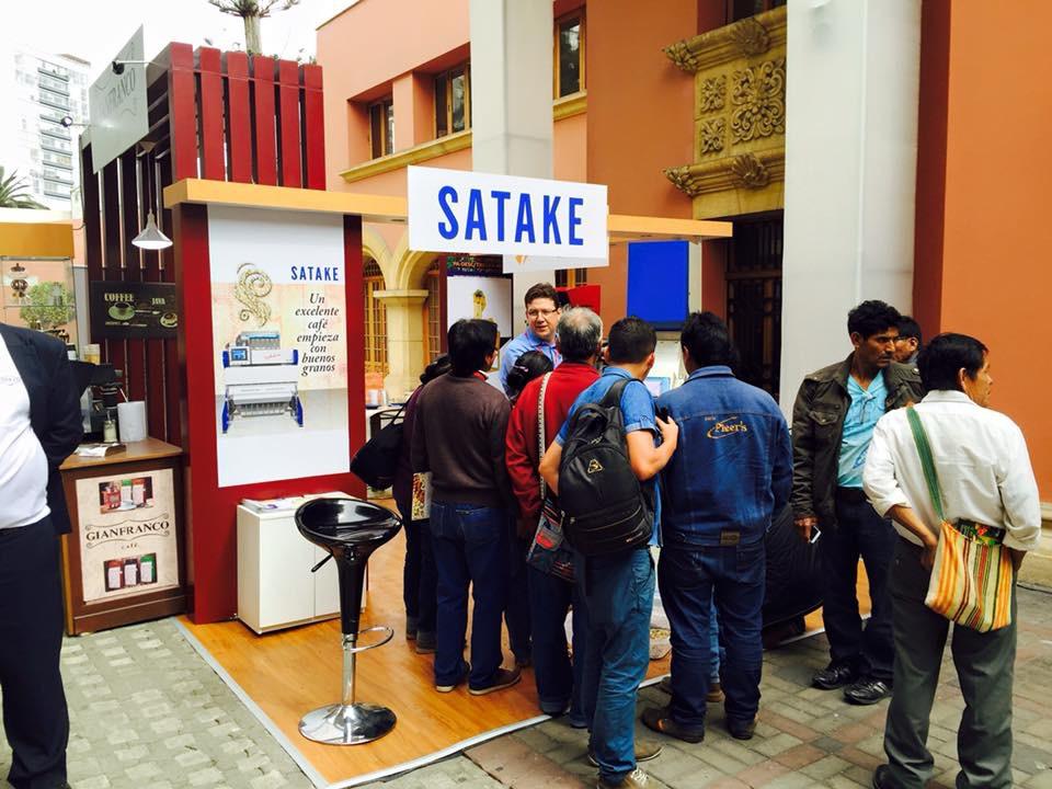 Visitantes en el stand de Giuffra en feria